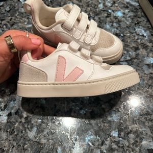 Veja Toddler sneaker size 26